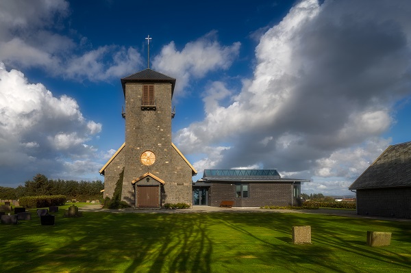 Orre kyrkje med blå himmel